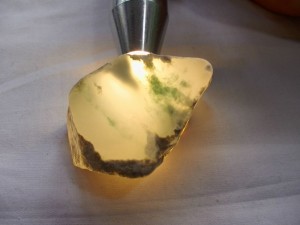 ガラス質翡翠原石
