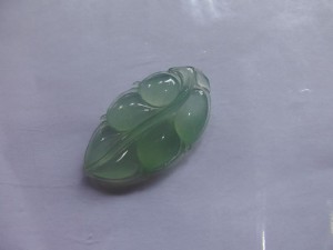 氷翡翠の葉っぱのカービング　サイズ、価格ともにお手ごろ。