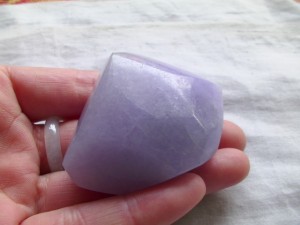 ラベンダー翡翠原石