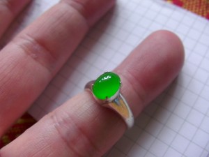 どこの誰が見てもキレイ　緑の滴り　ろうかん翡翠ルース