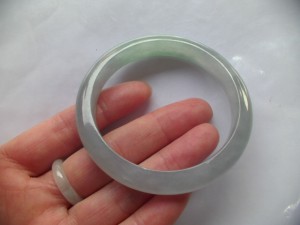 格安氷翡翠バングル　透明度が高いです。