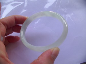 氷翡翠楕円形バングル