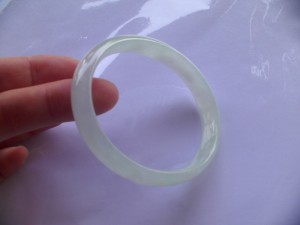 氷翡翠楕円形バングル