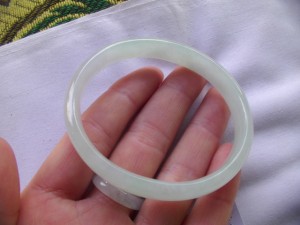 氷翡翠楕円形バングル