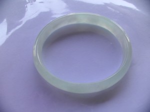 氷翡翠楕円形バングル