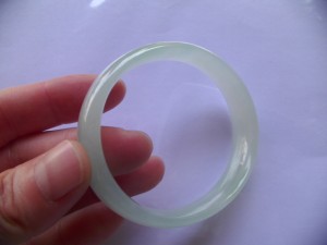 氷翡翠楕円形バングル