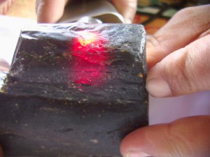 ミャンマー琥珀　バーマイト原石情報