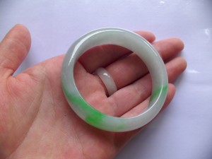 翡翠バングル