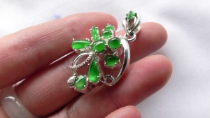 翡翠ペンダント