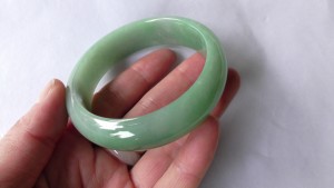 翡翠バングル