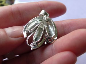 蛍光翡翠ペンダント