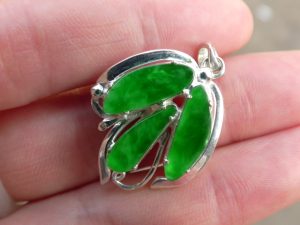 蛍光翡翠ペンダント