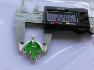 蛍光翡翠ペンダント