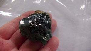 氷翡翠（ヒスイ）原石