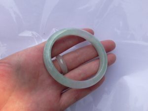 氷翡翠卵型バングル