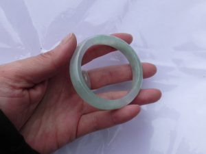 氷翡翠卵型バングル
