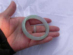 氷翡翠卵型バングル