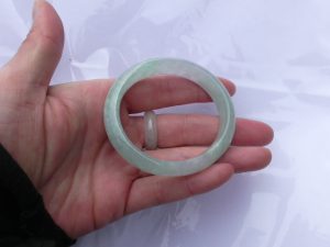 氷翡翠卵型バングル