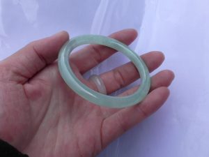 氷翡翠（ひすい）バングル