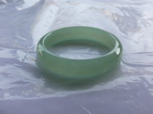 氷翡翠（ひすい）バングル
