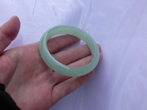 氷翡翠（ひすい）バングル