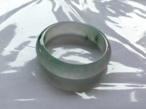 氷翡翠（ひすい）バングル