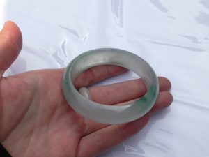氷翡翠（ひすい）バングル