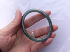翡翠（ひすい）楕円形バングル
