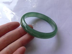 氷翡翠（ひすい）バングル