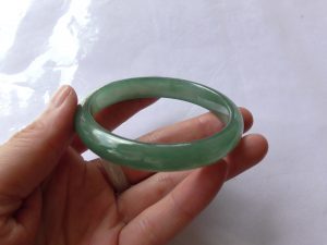 氷翡翠（ひすい）バングル