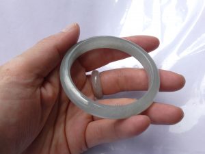 氷翡翠バングル
