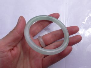 氷翡翠（ひすい）バングル