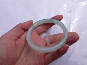 氷翡翠（ひすい）バングル