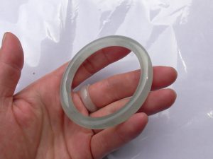 氷翡翠（ひすい）バングル