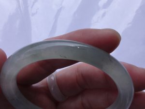 氷翡翠（ひすい）バングル