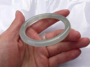 氷翡翠(ひすい)バングル