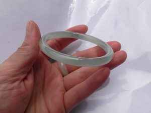 氷翡翠（ひすい）バングル