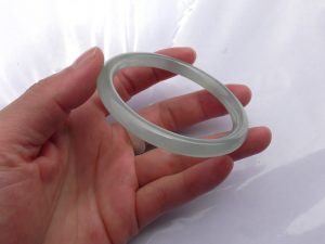 氷翡翠（ひすい）バングル