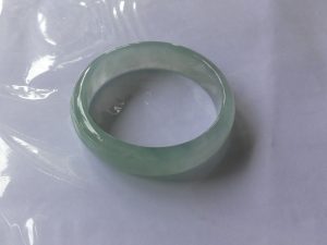 氷翡翠（ひすい）バングル