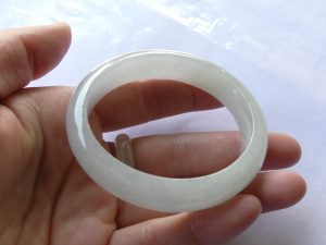 氷翡翠卵型バングル
