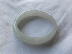 氷翡翠卵型バングル