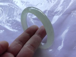氷翡翠（ひすい）バングル