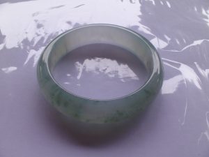 氷翡翠（ひすい）バングル