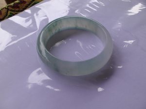 氷翡翠（ひすい）バングル