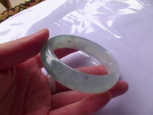 氷翡翠（ひすい）バングル
