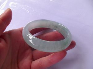 氷翡翠（ひすい）バングル