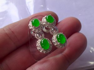 ろうかん翡翠ピアス