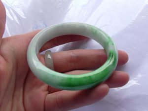 翡翠バングル