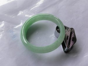 翡翠バングル