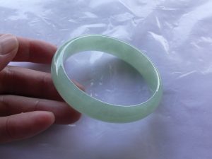 氷翡翠卵形バングル